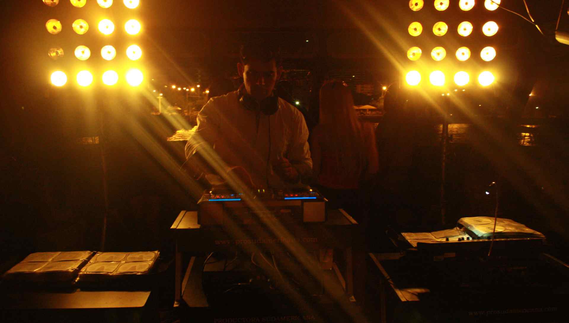 5 razones para contratar un DJ profesional