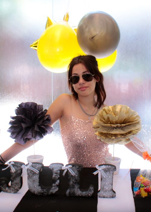 Retrato de 15 años de Juli con flores doradas. para la portada
