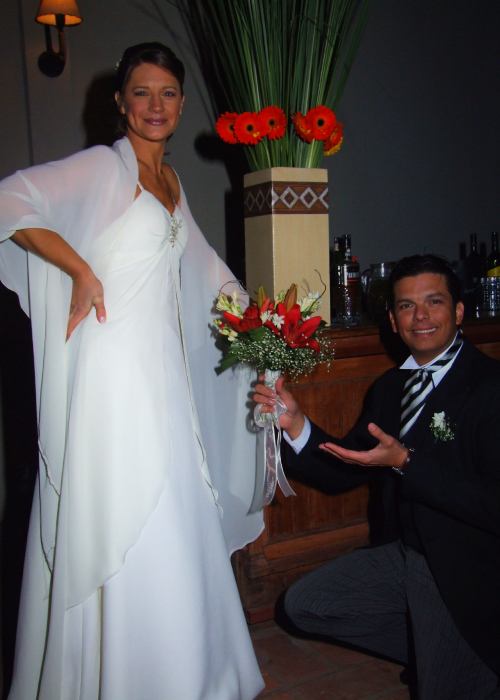 los novios delante de camara en su dia de boda